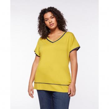 Camiseta de mujer con escote de pico y bordes en contraste