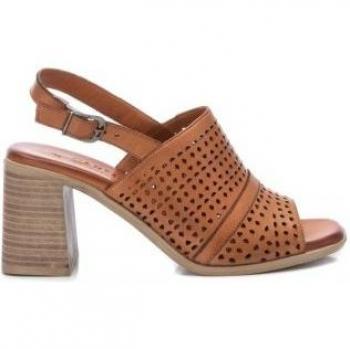 Sandalias de tacón de mujer de piel color camel con cierre de hebilla
