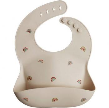Babero de silicona Mushie beige con recuperador y diseño de arcoíris