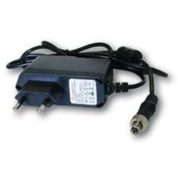 Adaptador de Corriente Universal 5V/2A con Conector DC de 3.5mm y Convertidor de Voltaje Interno en Color Negro
