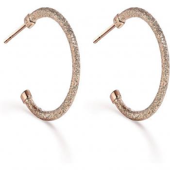 Pendientes criollas abiertas de plata bañada en oro rosa con textura brillante