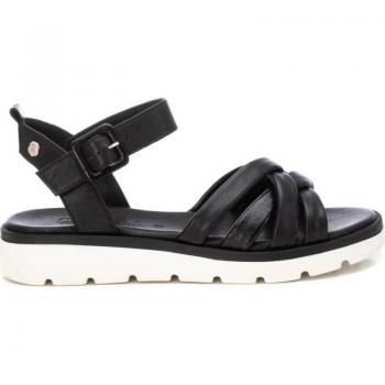 Sandalias planas de mujer CARMELA 161557 de piel con cierre de hebilla en color negro