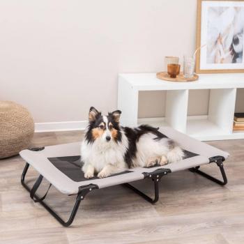 Tumbona para perros TRIXIE con estructura de metal, superficie de tela resistente al agua, diseño ergonómico, fácil de limpiar y portátil