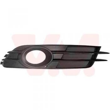 grille in front bumper with hole for foglamp R