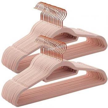 SONGMICS Perchas de Terciopelo, 50 Paquetes, para Ropa, Antideslizante, Gancho Giratorio, Oro Rosa, 0.6cm Grosor, Ahorro de Espacio, 45cm Ancho para Abrigo, Vestido, Pantalones, Rosado CRF21PK50
