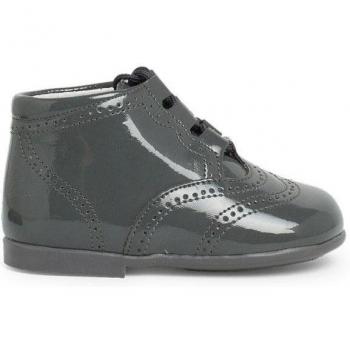 Zapato inglés de bebé tipo charol con cierre de cordones.