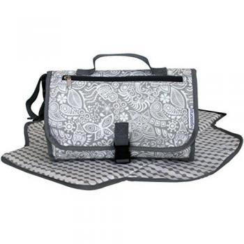 Cambiador de pañales portátil compuesto por una manta impermeable y una bolsa de mano con organizador y un aro extra para colgar juguetes.