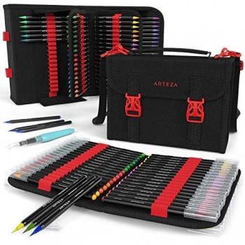 ARTEZA Maletín organizador con rotuladores de pincel | 96 colores distintos | 108 ranuras | Correa removible, bolsillo con cremallera y asa de transporte | Incluye 1 pluma de pincel de agua