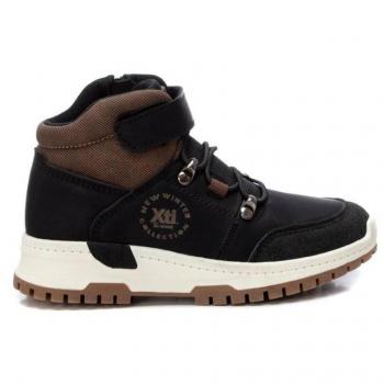 BOTA VELCRO XTI NEGRA - Botín de niño, color negro, con cierre de velcro, marca XTI, modelo 57658