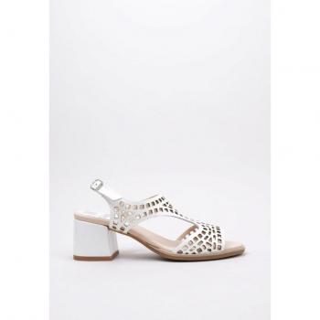 Sandalia Callaghan mod. 29213 para mujer en charol blanco con hebilla, talla 38
