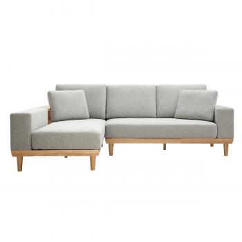 Sofá chaise longue a la izquierda 5 plazas con estantes en tela texturizada gris claro efecto aterciopelado y madera clara KOMAO