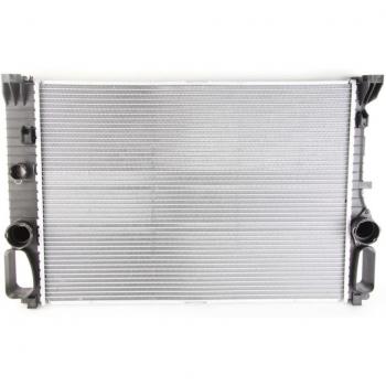 Radiador NISSENS 62796A para refrigeración del motor, compatible con varios modelos de vehículos, fabricado en aluminio y plástico, diseño optimizado para una mejor disipación del calor, fácil instalación y alta durabilidad