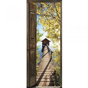 Sticker mural decorativo 204 cm x 83 cm - Trompe l'oeil de puerta de madera abierta con vista a un pontón y cabaña sobre lago