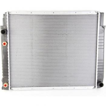 Radiador de refrigeración del motor NISSENS 65530A, con diseño específico para vehículos, fabricado en aluminio y plástico de alta calidad, incluye conexiones precisas para fácil instalación, proporciona un excelente rendimiento térmico y es compa