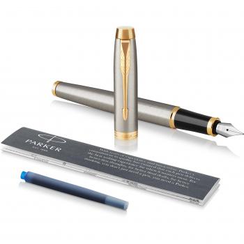 Pluma Estilográfica Parker IM Metal Cepillado con Detalles en Dorado, Punta Media, Tinta Azul, Caja de Regalo