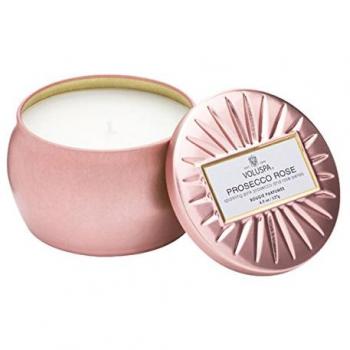 Mini vela Voluspa Prosecco rosa en una lata con tapa de estrella en relieve