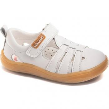 Sandalias cerradas de bebés de piel color blanco