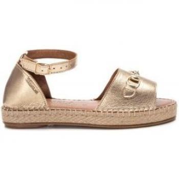 Sandalias planas de mujer de piel color oro con cierre de hebilla