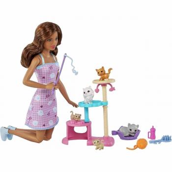 Barbie y sus gatitos Muñeca con vestido estampado, árbol para gatos y accesorios - Edición Especial HHB70