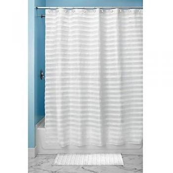 InterDesign Tuxedo SC Cortinas para ducha de tela , Cortina de baño fácil de limpiar con ojales reforzados , Cortina de ducha y bañera con rayas modernas , Poliéster blanco