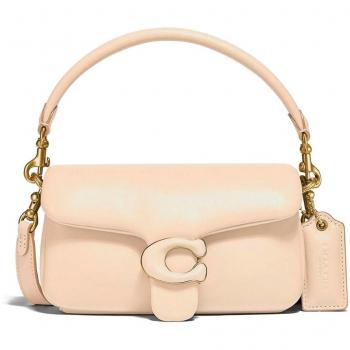 Bolso de mano mini Coach Tabby de piel napa en beige con solapa.