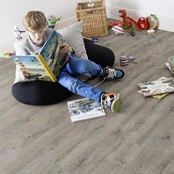 Vinilo autoadhesivo laminado Gerflor para el suelo con efecto de madera pacana rústica, marca Senso