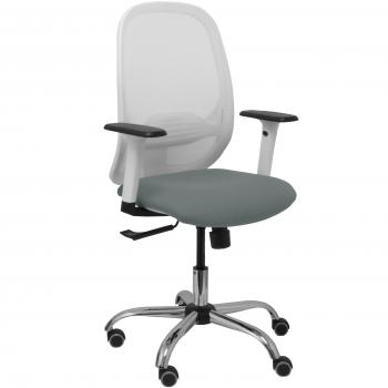 Silla de oficina Piqueras y Crespo modelo Cilanco con respaldo en malla color blanco, asiento tapizado en Bali gris, brazos regulables, base cromada y ruedas especiales para parqué