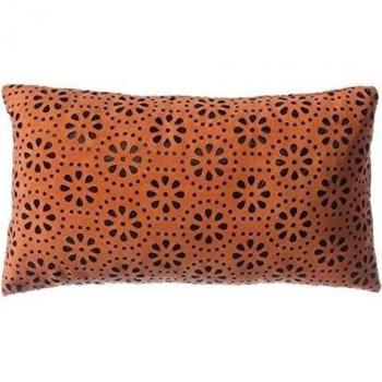 Cojín rectangular varanasi naranja 50 x 30 cm envasado al vacio. relleno 320 gramos fibra hueca de poliester