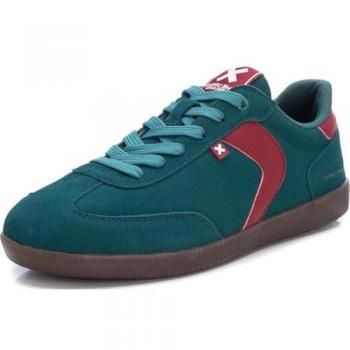 Xti - Zapatillas de serraje de hombre con cordones y suela de goma, modelo 143396 en color verde con detalles en rojo, estilo casual, deportivas cómodas y versátiles