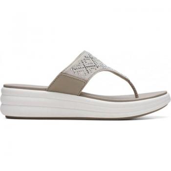 Sandalia mujer Clarks Drift Way gris taupe características: diseño cómodo, material sintético, suela de goma antideslizante, plantilla acolchada, cierre con hebilla ajustable