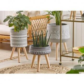 Maceta de exterior Beliani en material sintético gris H37 con soporte redondo de 35 x 35 x 14 cm y 3 patas de madera boho para interior y exterior