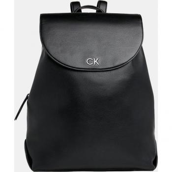 Calvin Klein Ck Daily Mochila PVH Negro con cierre de solapa y logo metálico