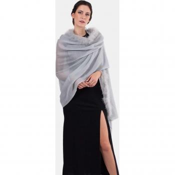 Chal de fiesta elegante de lana y plumas en tono gris perla