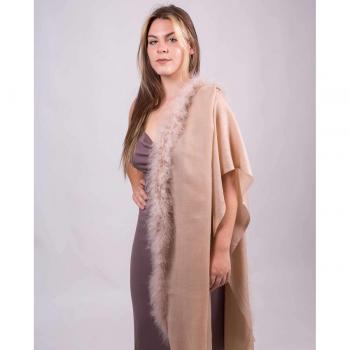 Chal elegante de fiesta confeccionado en lana suave y adornado con delicadas plumas en tono nude