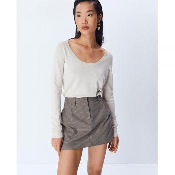 Sfera Jersey cuello redondo de mujer con diseño clásico, tejido suave y cómodo, disponible en varios colores, ideal para uso diario y ocasiones informales