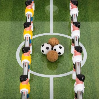 Klarfit Maracanã • Mesa de futbolín • Mesa de juegos • Tamaño de 118 x 68 cm para competir • Bolas de corcho • Movimiento fluido de las barras • Esquinas protegidas • Altura ajustable • MDF • Blanco