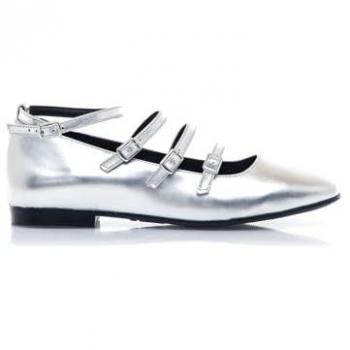 Zapato Plano Casual de Mujer Camille Mustang con Cierre Hebilla y Puntera Afilada en Color Plata