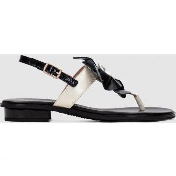 Sandalias planas de mujer en piel con adorno flor
