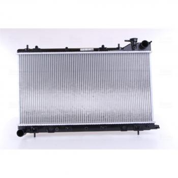 Radiador NISSENS 64122 para refrigeración del motor, compatible con varios modelos de vehículos, fabricado en aluminio y plástico, con diseño optimizado para un mejor flujo de aire y eficiencia térmica