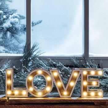 Letrero LOVE de madera con LED a pilas de Lights4fun