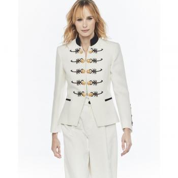 Blazer blanco con elegantes bordados militares y detalles de estilo militar
