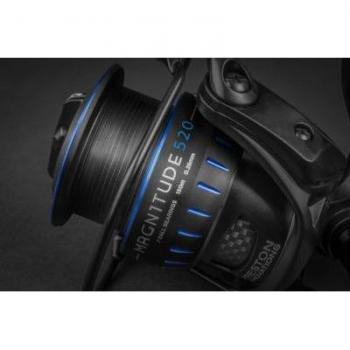 Carrete de Carpfishing Preston Innovations Magnitude 320 - Carrete de alta calidad, diseñado para la pesca en carpfishing, con un sistema de freno suave y preciso, cuerpo ligero y resistente, bobina profunda para mayor capacidad de