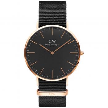 Reloj de pulso masculino Daniel Wellington Mod. Cornwall DW00100148, correa de cuero genuino, esfera blanca con índices dorados, movimiento de cuarzo japonés, resistencia al agua hasta 30 metros