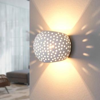 Aplique de pared esférico de yeso Jiru con diseño perforado