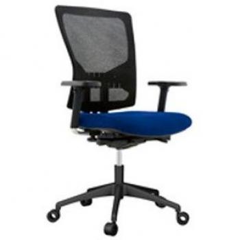 Silla de oficina con brazos tapizada en tela ignífuga y respaldo en polímero color azul.