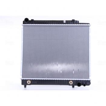 Radiador NISSENS 62724A para refrigeración del motor, con diseño eficiente, fabricado en materiales de alta calidad, compatible con múltiples modelos de vehículos, incluye conexiones precisas y sistema de enfriamiento optimizado