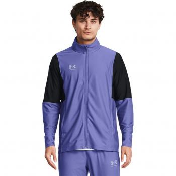 Chándal de hombre Challenger Under Armour con tejido ligero, tecnología Moisture Transport System que aleja la humedad, diseño de corte ajustado, puños elásticos en las mangas y pantalones, bolsillos laterales con cremallera y logo