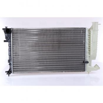 Radiador de refrigeración del motor NISSENS 61252A, compatible con vehículos específicos, fabricado en aluminio, diseño de alta eficiencia térmica, incluye tapones y soportes necesarios para instalación