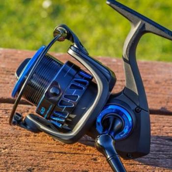 Carrete de Carpfishing Preston Innovations Inertia 520 - Carrete de alta calidad, diseñado para pesca en carpfishing, con un sistema de freno suave y preciso, capacidad para líneas de gran diámetro, rodamiento fluido y dur