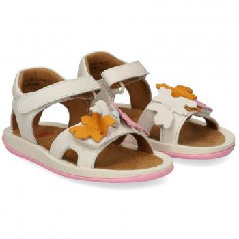 Sandalias cerradas de niños de piel blanca